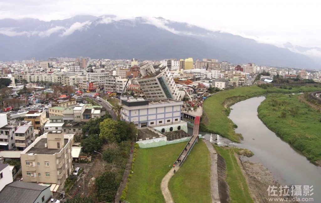 南面拍攝傾斜的雲門翠堤大樓