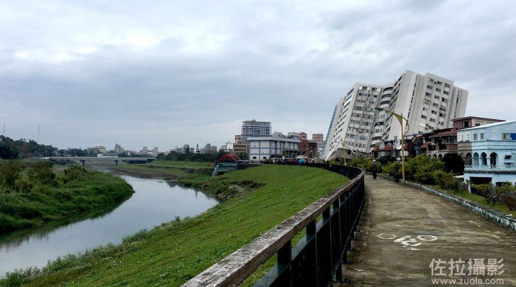 東南方向拍攝傾斜的雲門翠堤大樓