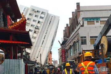 北面拍攝傾斜的雲門翠堤大樓
