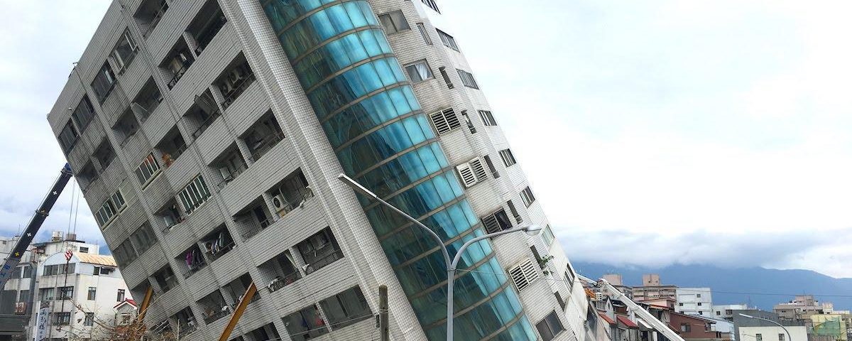 東南方向拍攝傾斜的雲門翠堤大樓