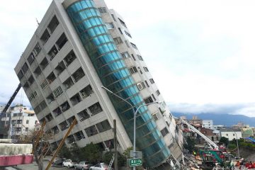 東南方向拍攝傾斜的雲門翠堤大樓