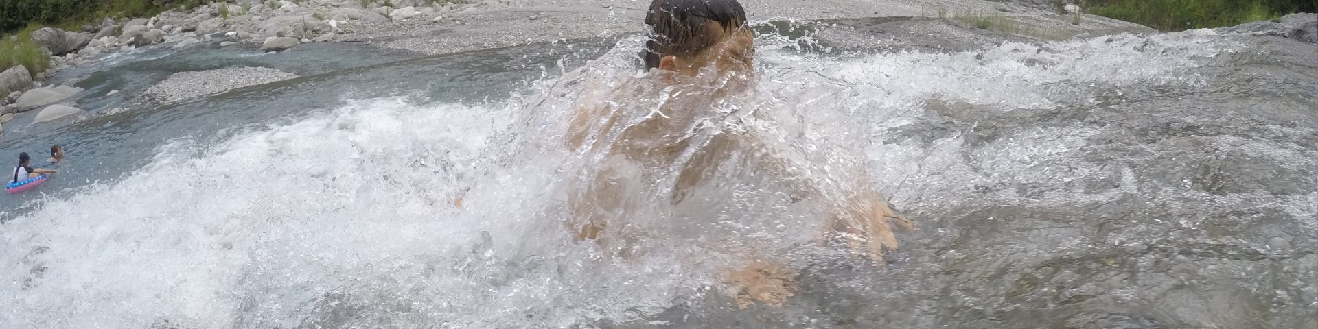 冲水的人