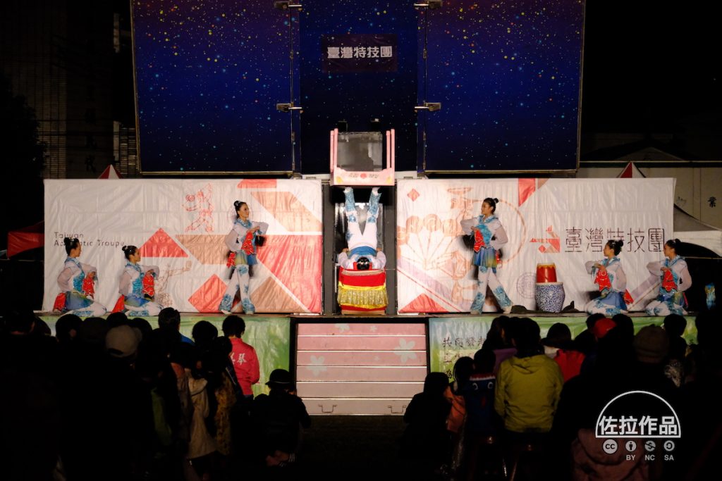 紙風車劇團表演蹬桌子