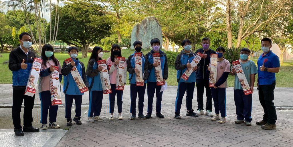 瑞穗團委會楊道明楊會長偕同瑞穗國中的羅仁遠羅會長和許俊傑許校長，親手把台燈頒發給申請領用台灣的9名瑞穗國中的學生。