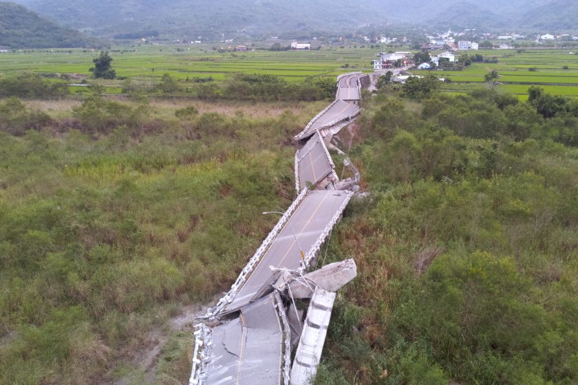 高寮大橋部分桥面呈Z字形断裂